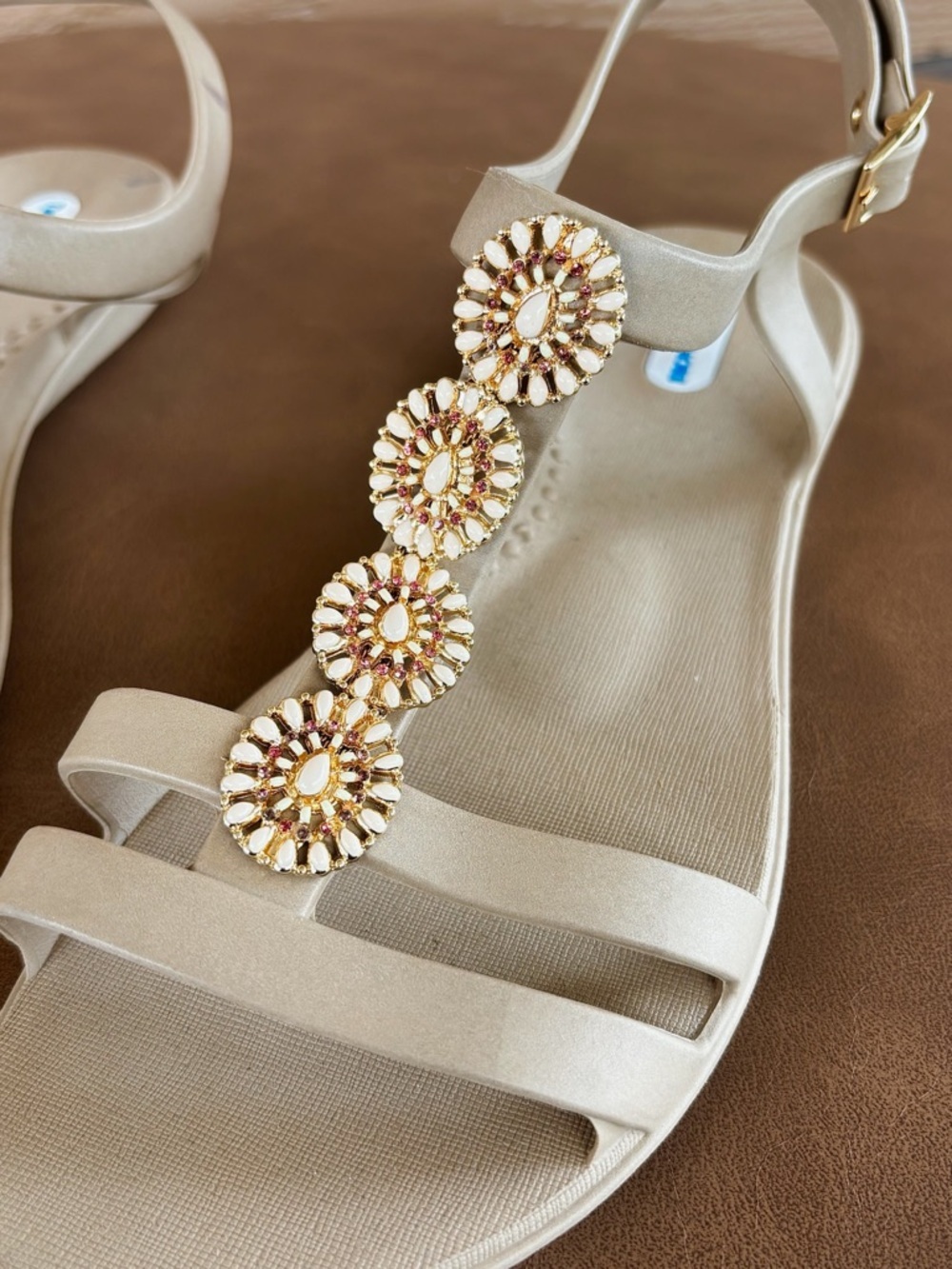 OKA b. Beige Floral-Embellished NWOB T-Strap Sandals -Sz 37 - Picture 3 of 4
